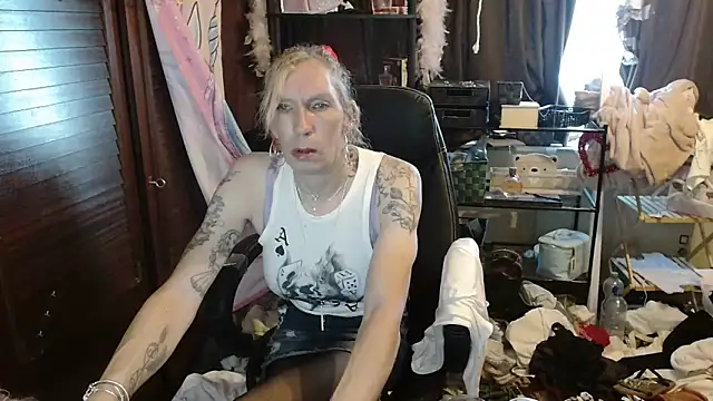 Snapshot of Ombeline1 chatting on 10.30.25 Ombeline1 online show from 10.30.25