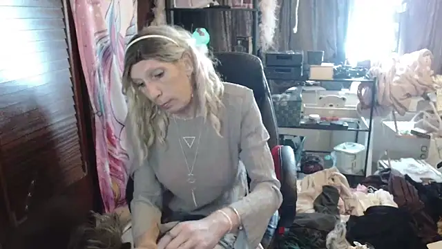 Snapshot of Ombeline1 chatting on 11.02.25 Ombeline1 online show from 11.02.25