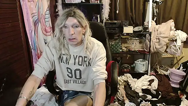 Snapshot of Ombeline1 chatting on 11.04.25 Ombeline1 online show from 11.04.25