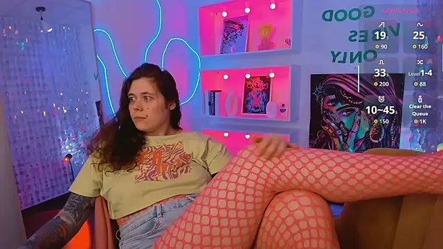 Snapshot of SophiePure chatting on 02.19.26 SophiePure online show from 02.19.26