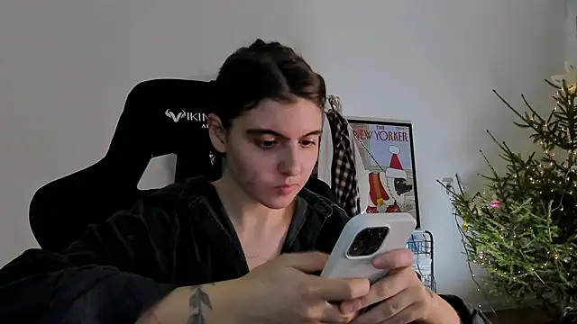 Snapshot of emmamurrr chatting on 12.26.24 emmamurrr online show from 12.26.24