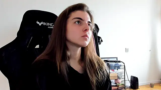 Snapshot of emmamurrr chatting on 10.12.25 emmamurrr online show from 10.12.25