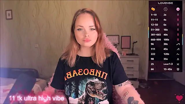 Snapshot of flower_sarah_ chatting on 10.06.25 flower sarah online show from 10.06.25