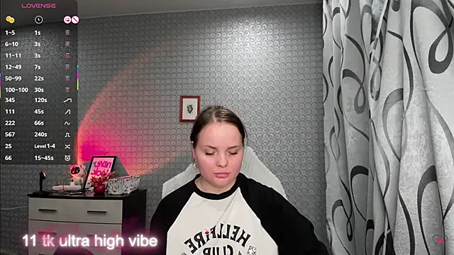 Snapshot of flower_sarah_ chatting on 10.30.25 flower sarah online show from 10.30.25