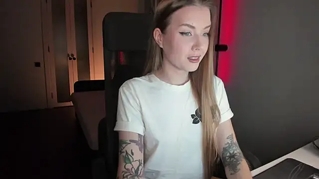 Snapshot of Midnight_Mi chatting on 09.24.25 Midnight Mi online show from 09.24.25