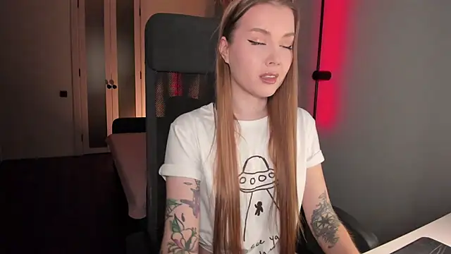 Snapshot of Midnight_Mi chatting on 10.19.25 Midnight Mi online show from 10.19.25