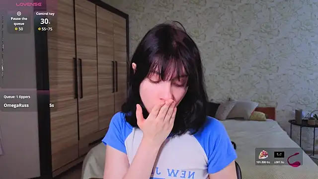 Snapshot of JulisSweet chatting on 10.24.25 JulisSweet online show from 10.24.25