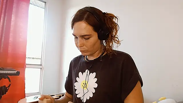 Snapshot of Catnessa chatting on 10.20.25 Catnessa online show from 10.20.25