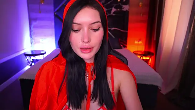 Snapshot of MilaSecrett chatting on 10.31.25 MilaSecrett online show from 10.31.25