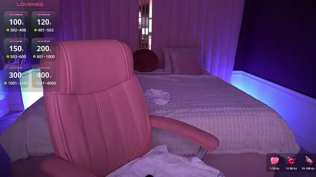 Snapshot of MilaSecrett chatting on 11.12.25 MilaSecrett online show from 11.12.25