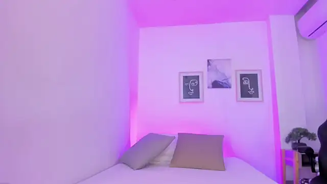 emelie 89 online show from 12.31.24