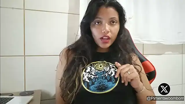 Snapshot of bombomepimenta chatting on 03.04.25 bombomepimenta online show from 03.04.25