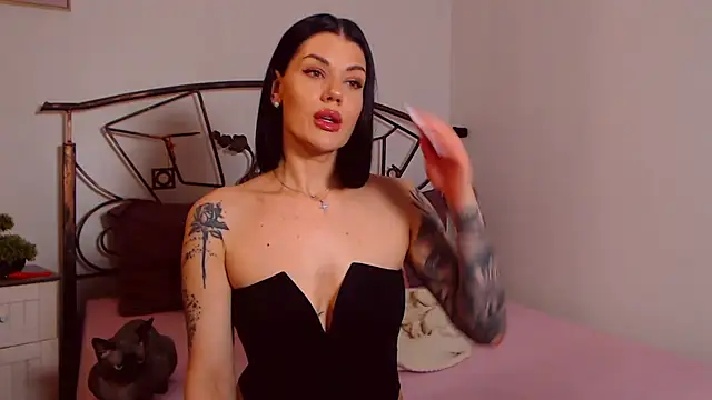 YvonneEverlee online show from 04.08.26