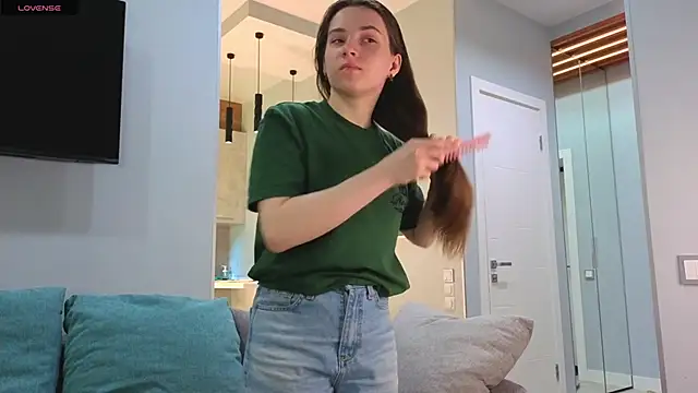 Snapshot of DonnaBurkee chatting on 09.30.25 DonnaBurkee online show from 09.30.25