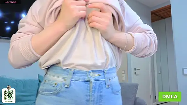 Snapshot of DonnaBurkee chatting on 10.05.25 DonnaBurkee online show from 10.05.25