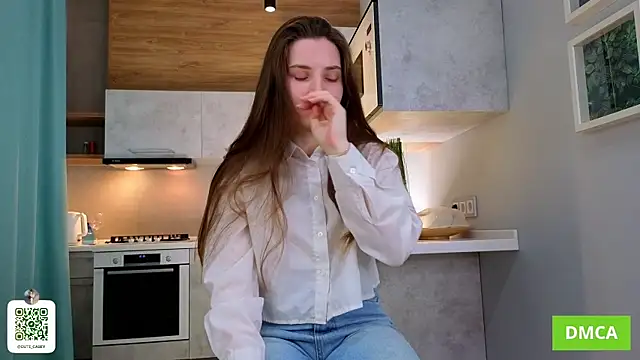 Snapshot of DonnaBurkee chatting on 10.23.25 DonnaBurkee online show from 10.23.25