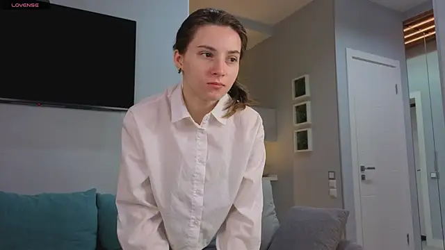 Snapshot of DonnaBurkee chatting on 10.25.25 DonnaBurkee online show from 10.25.25