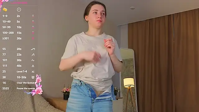 Snapshot of DonnaBurkee chatting on 10.27.25 DonnaBurkee online show from 10.27.25