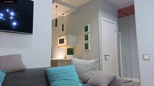 Snapshot of DonnaBurkee chatting on 11.05.25 DonnaBurkee online show from 11.05.25