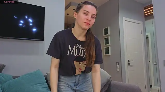 Snapshot of DonnaBurkee chatting on 11.09.25 DonnaBurkee online show from 11.09.25