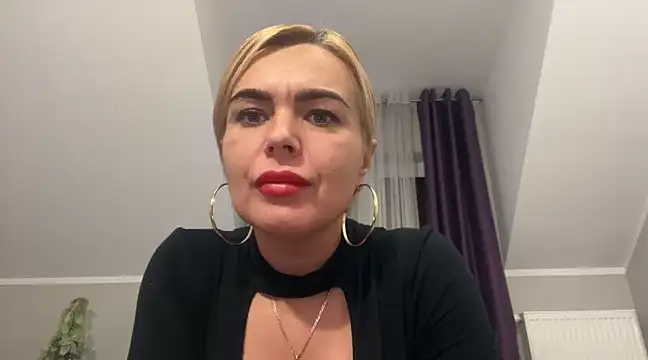 Snapshot of DESIREjenny chatting on 12.31.24 DESIREjenny online show from 12.31.24