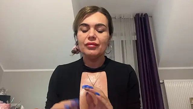 Snapshot of DESIREjenny chatting on 02.14.25 DESIREjenny online show from 02.14.25