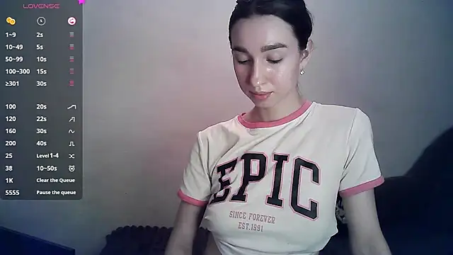 Snapshot of ElizaSwon chatting on 02.08.25 ElizaSwon online show from 02.08.25