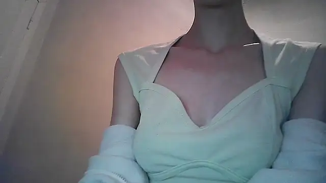 Snapshot of ElizaSwon chatting on 09.11.25 ElizaSwon online show from 09.11.25