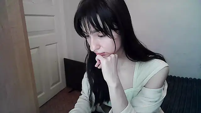 Snapshot of ElizaSwon chatting on 09.13.25 ElizaSwon online show from 09.13.25