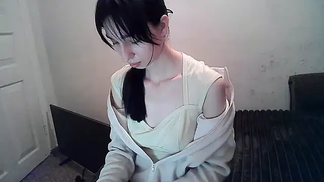 Snapshot of ElizaSwon chatting on 10.05.25 ElizaSwon online show from 10.05.25