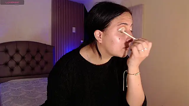 isabella smith  online show from 10.14.25