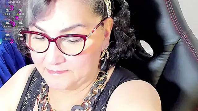 Snapshot of cataleya_mom chatting on 10.02.25 cataleya mom online show from 10.02.25