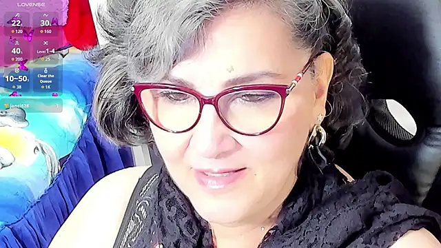 Snapshot of cataleya_mom chatting on 10.03.25 cataleya mom online show from 10.03.25