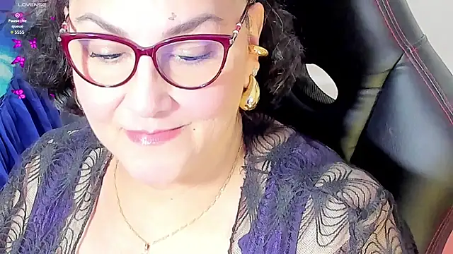 Snapshot of cataleya_mom chatting on 10.04.25 cataleya mom online show from 10.04.25