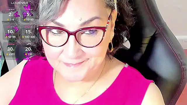 Snapshot of cataleya_mom chatting on 10.10.25 cataleya mom online show from 10.10.25