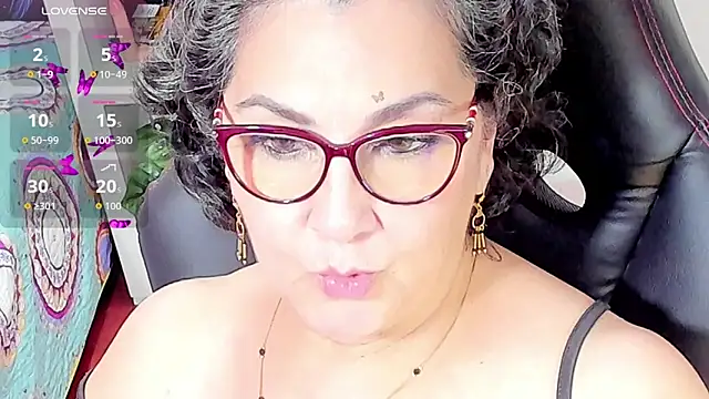 Snapshot of cataleya_mom chatting on 10.21.25 cataleya mom online show from 10.21.25