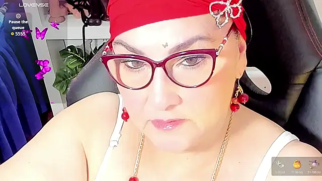 Snapshot of cataleya_mom chatting on 10.28.25 cataleya mom online show from 10.28.25