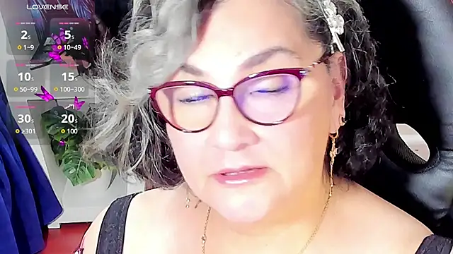 Snapshot of cataleya_mom chatting on 10.29.25 cataleya mom online show from 10.29.25