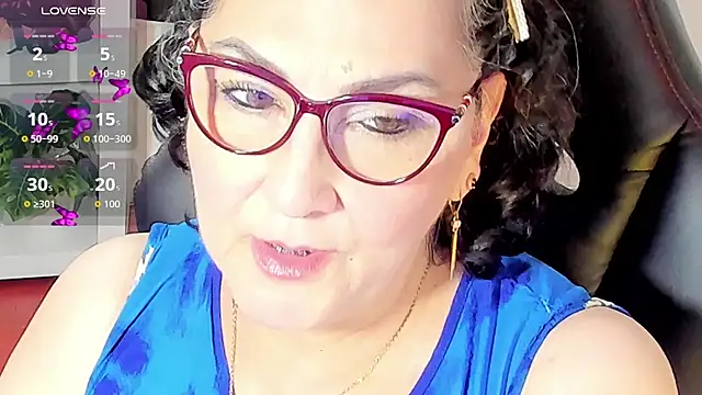 Snapshot of cataleya_mom chatting on 10.31.25 cataleya mom online show from 10.31.25