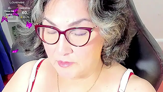 Snapshot of cataleya_mom chatting on 11.04.25 cataleya mom online show from 11.04.25