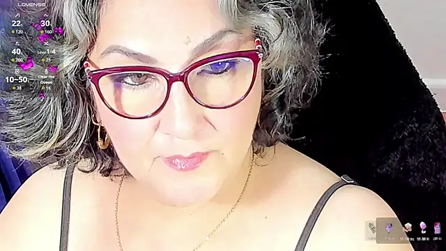 Snapshot of cataleya_mom chatting on 11.10.25 cataleya mom online show from 11.10.25