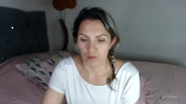 Snapshot of Chantal_hott chatting on 04.28.26 Chantal hott online show from 04.28.26