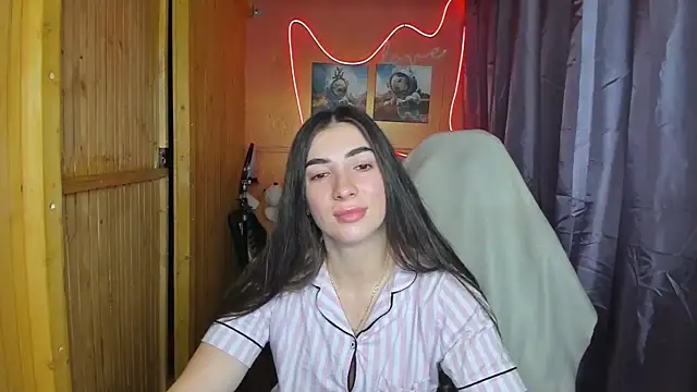 Snapshot of Fiery_Brunette_ chatting on 02.18.25 Fiery Brunette online show from 02.18.25