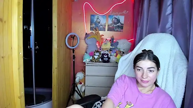 Fiery Brunette  online show from 06.17.26