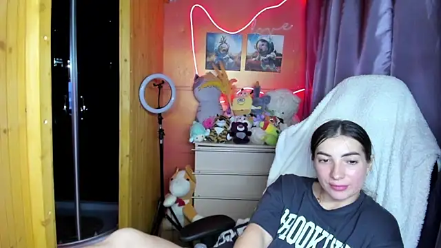 Fiery Brunette  online show from 06.18.26