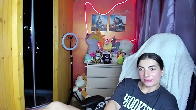 Fiery Brunette  online show from 06.19.26