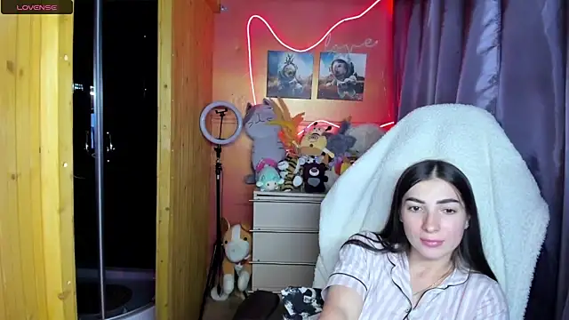 Fiery Brunette  online show from 06.21.26
