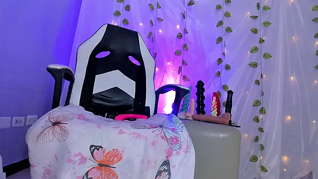Snapshot of mara_naughty4u chatting on 02.27.25 mara naughty4u online show from 02.27.25