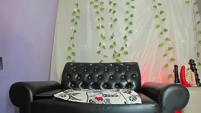 Snapshot of mara_naughty4u chatting on 03.19.25 mara naughty4u online show from 03.19.25