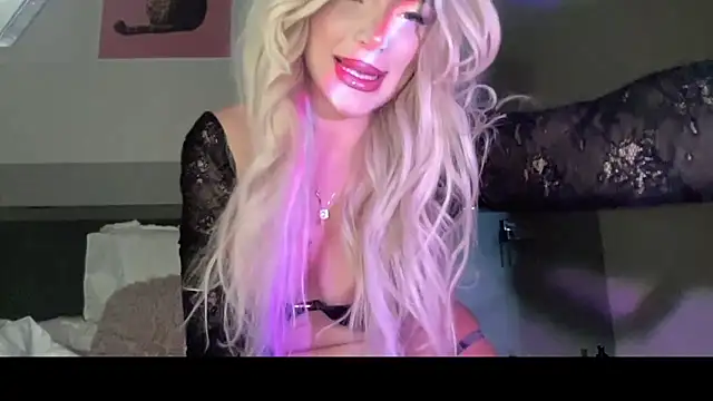 Snapshot of petitebeauty chatting on 03.04.26 petitebeauty online show from 03.04.26